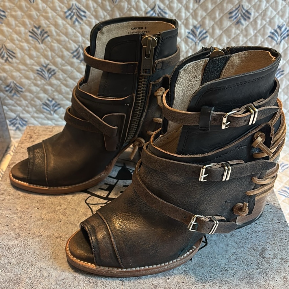 Freebird Carter Black Ankle Booties w/ Buckle. Excel.  like new condition. Sz 8